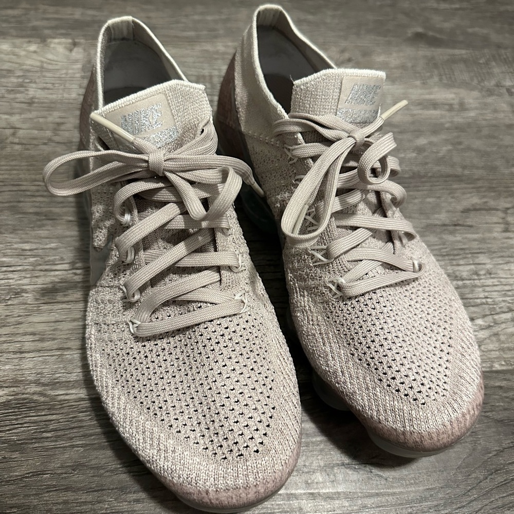 Like new NIKE vapormax women’s runners US 7.5